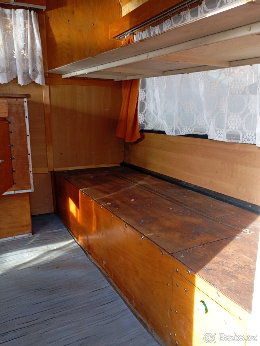 Karavan, obytný přívěs s papírama. - 7