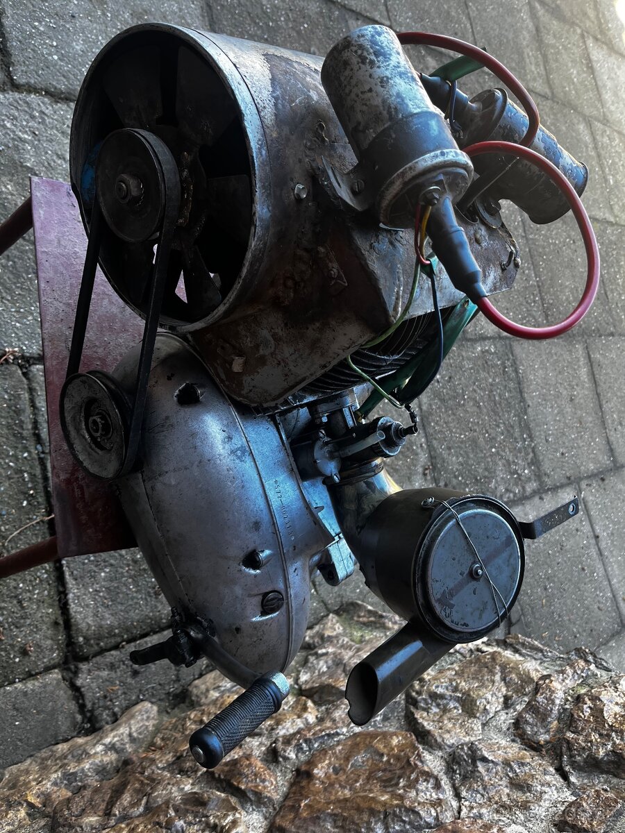 Prodám kompletní motor Velorex, typ 350 - 7