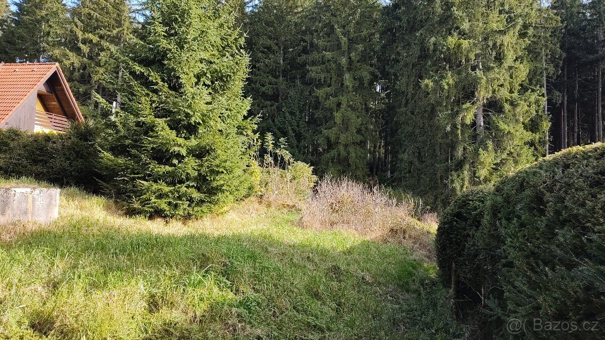 Prodej stavebního pozemku 900 m² s výhledem na jezero - 7