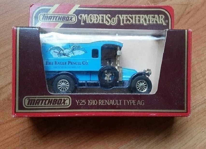 Hnědý bakelit,Matchbox a Burago auta,obrňák Igra,plec.vláčky - 7