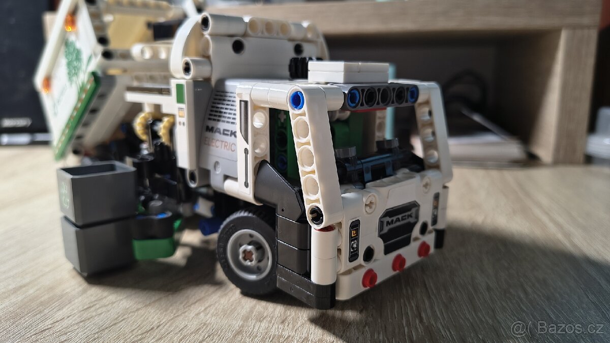 Lego technic 42167, popelářský vůz Mack, auto - 7