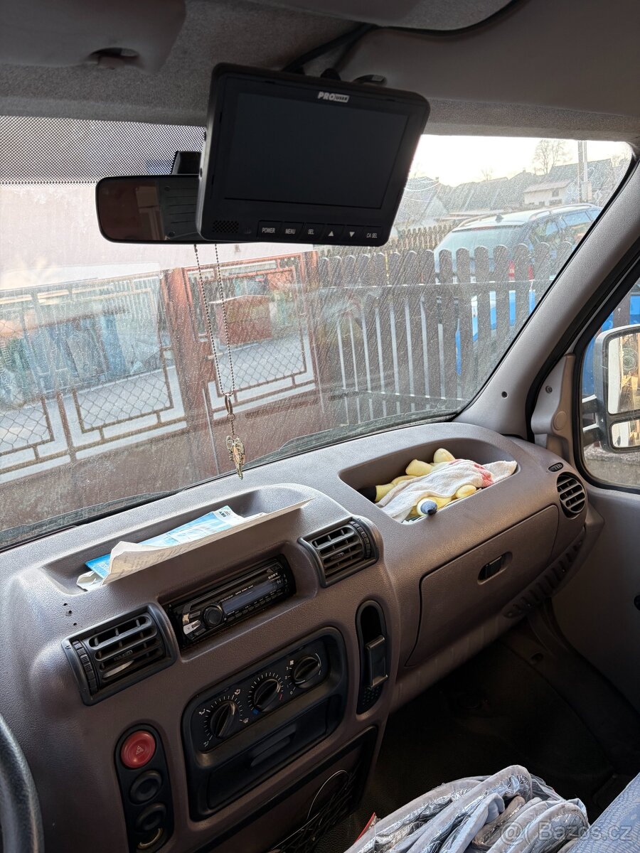 Obytný automobil RENAULT - 7