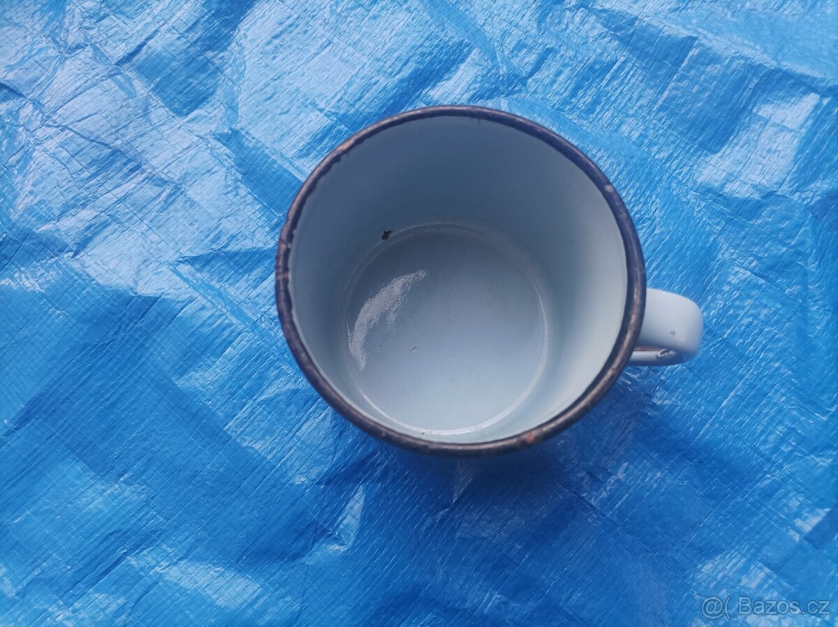 Smaltovaný světle modrý hrnek, průměr 8 cm - 7