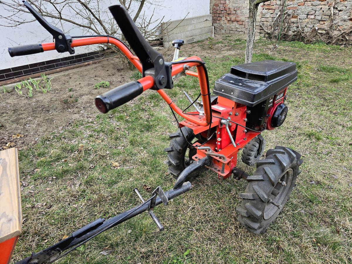 Malotraktor s vozíkem a příslušenstvím. - 7