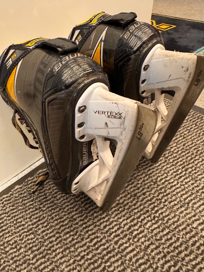 BRANKÁŘSKÉ BRUSLE BAUER SUPREME 3S PRO vel. 39/5 EE - 7