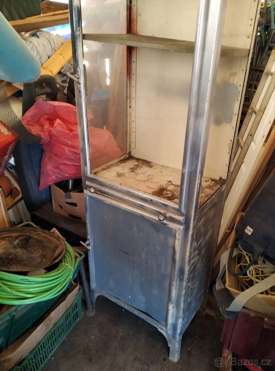 staré židle, skříňka, výlezák - 7