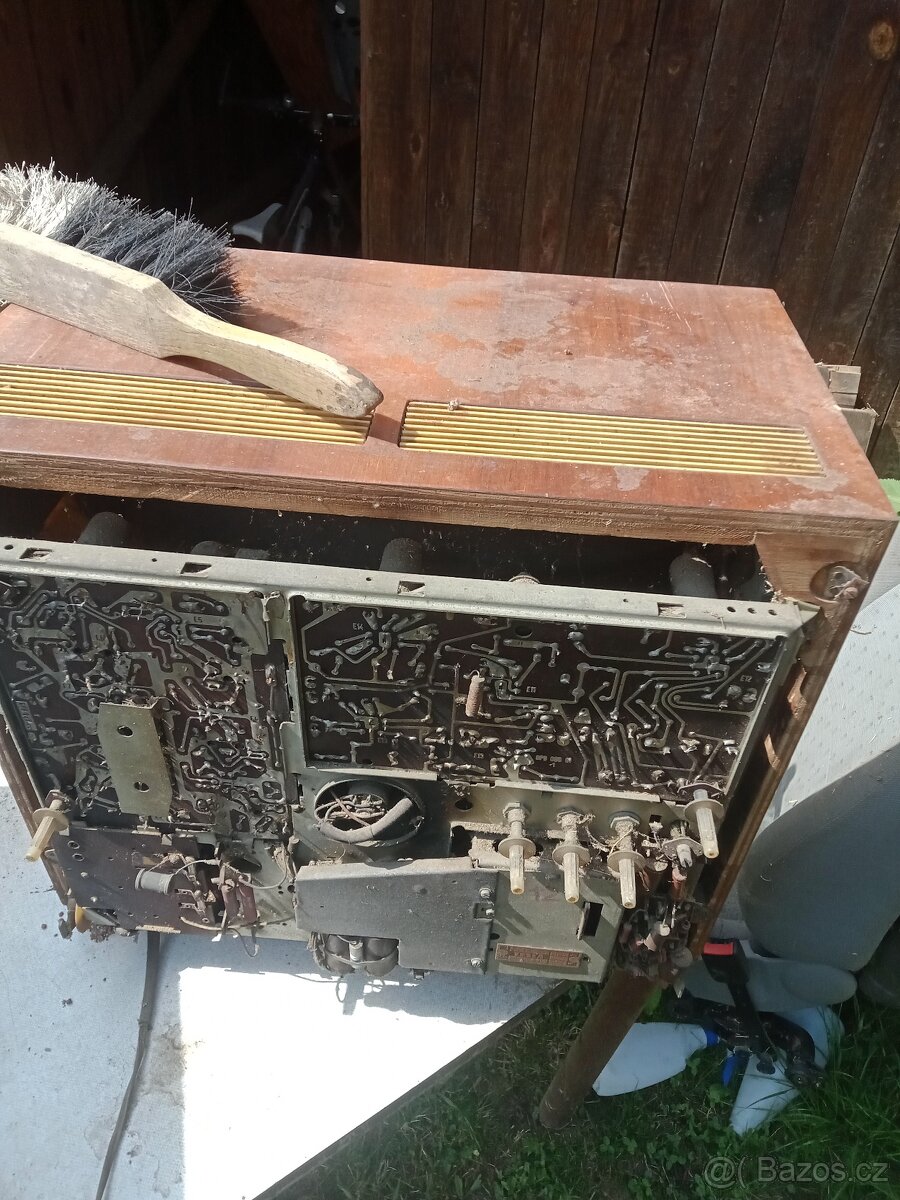 Staré televize, přímotop, tranzistorák. - 7