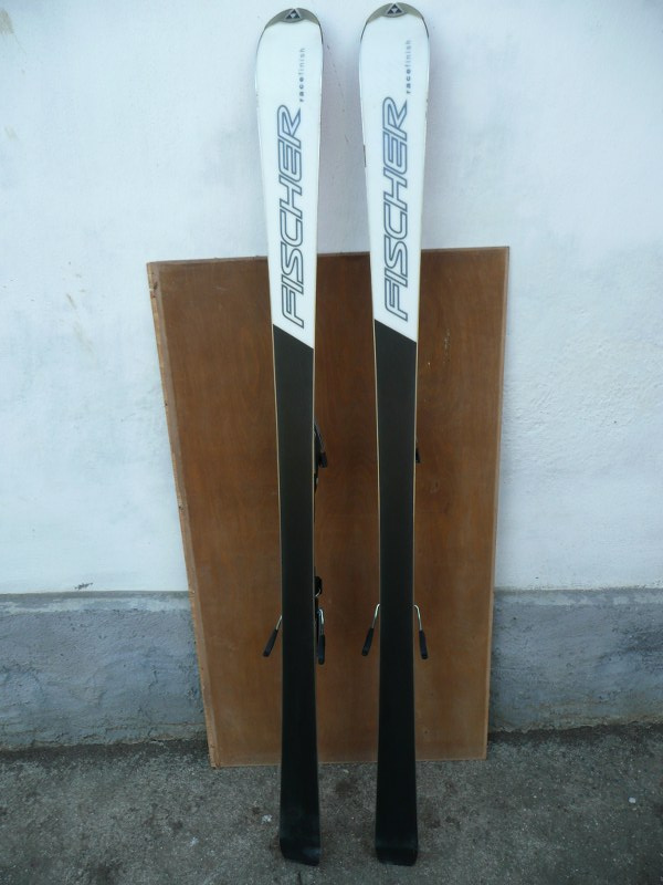 Tři páry značkových lyží - 7