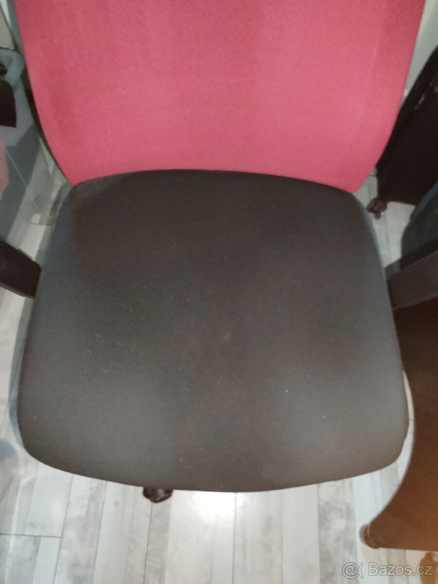 Elektricky stavitelný pracovní stůl, kancelářská židle - 7