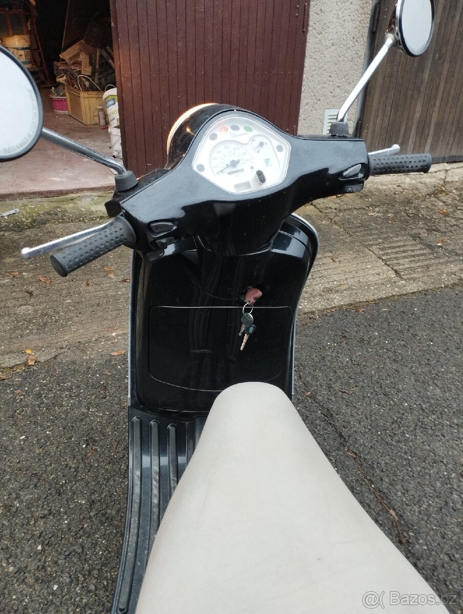 Prodám skútr Vespa LX 25 - 7