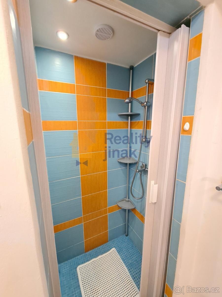 Pronájem cihlového bytu 1+1, 24 m2, dvorek, sklep, ul. Vodní - 7