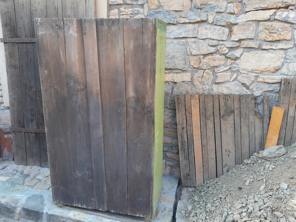 Dřevěná šatní skříň antik - 7