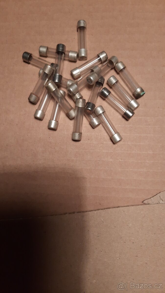 Telefonní žárovky a přístrojové pojistky. - 7