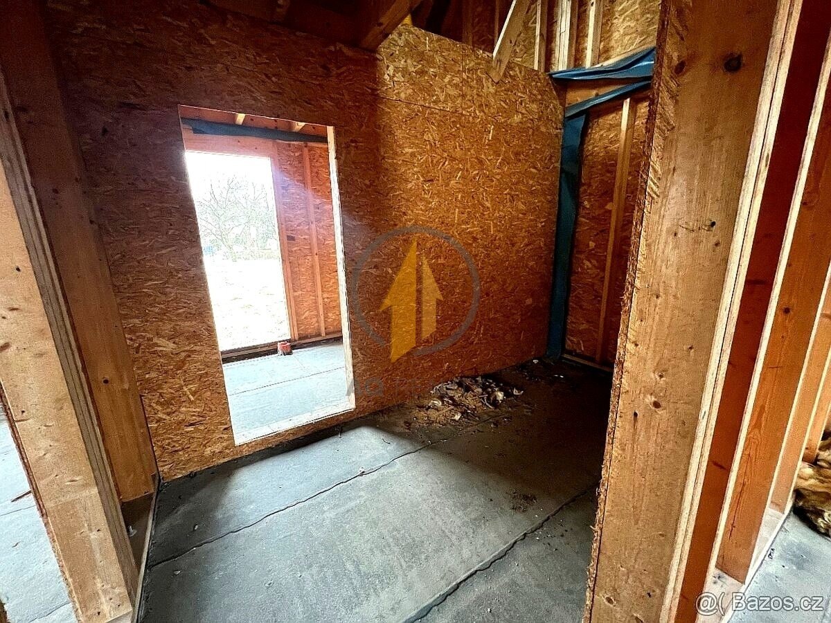 Prodej stavebního pozemku o výměře 800 m² s rozestavěnou sta - 7