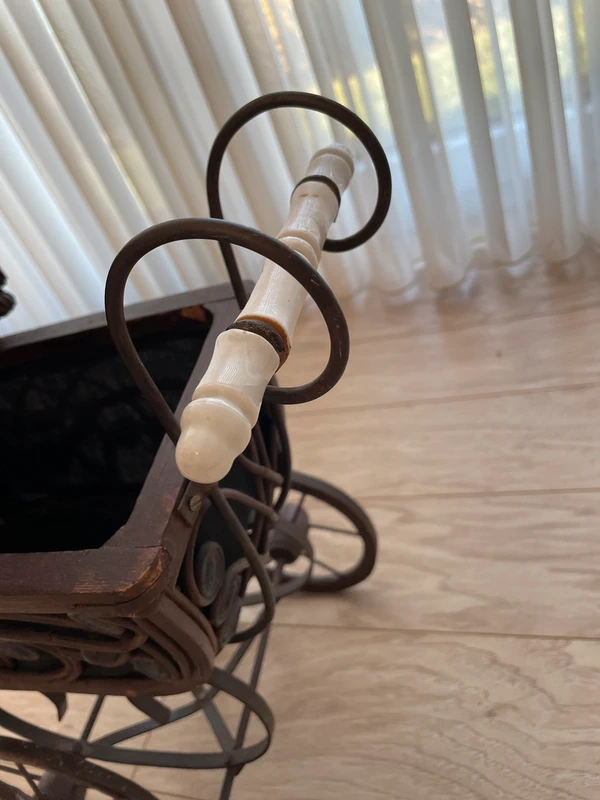 Starožitný proutěný kočárek pro panenky 🧸 loukoťková kola - 7