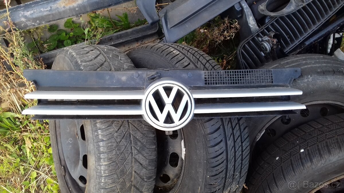 VW Volkswagen Golf 4 přední maska mezi světla - 7