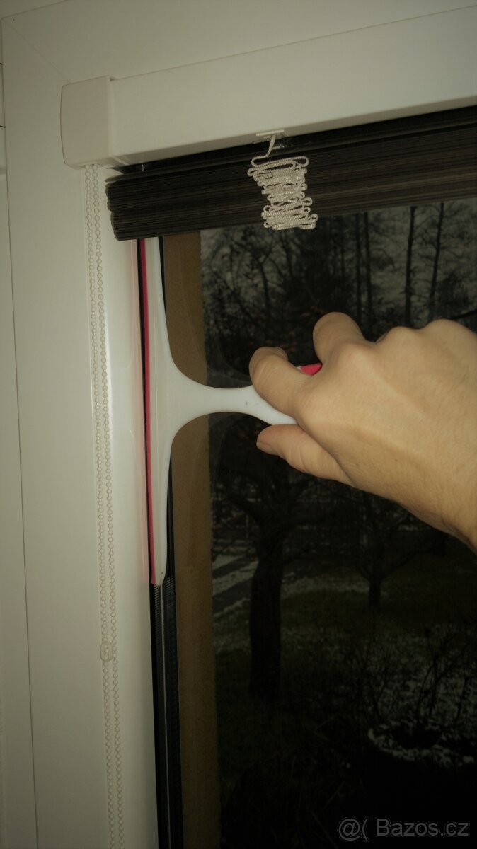 Stěrka pro plastová okna s žaluziemi / ORLOVÁ - 7