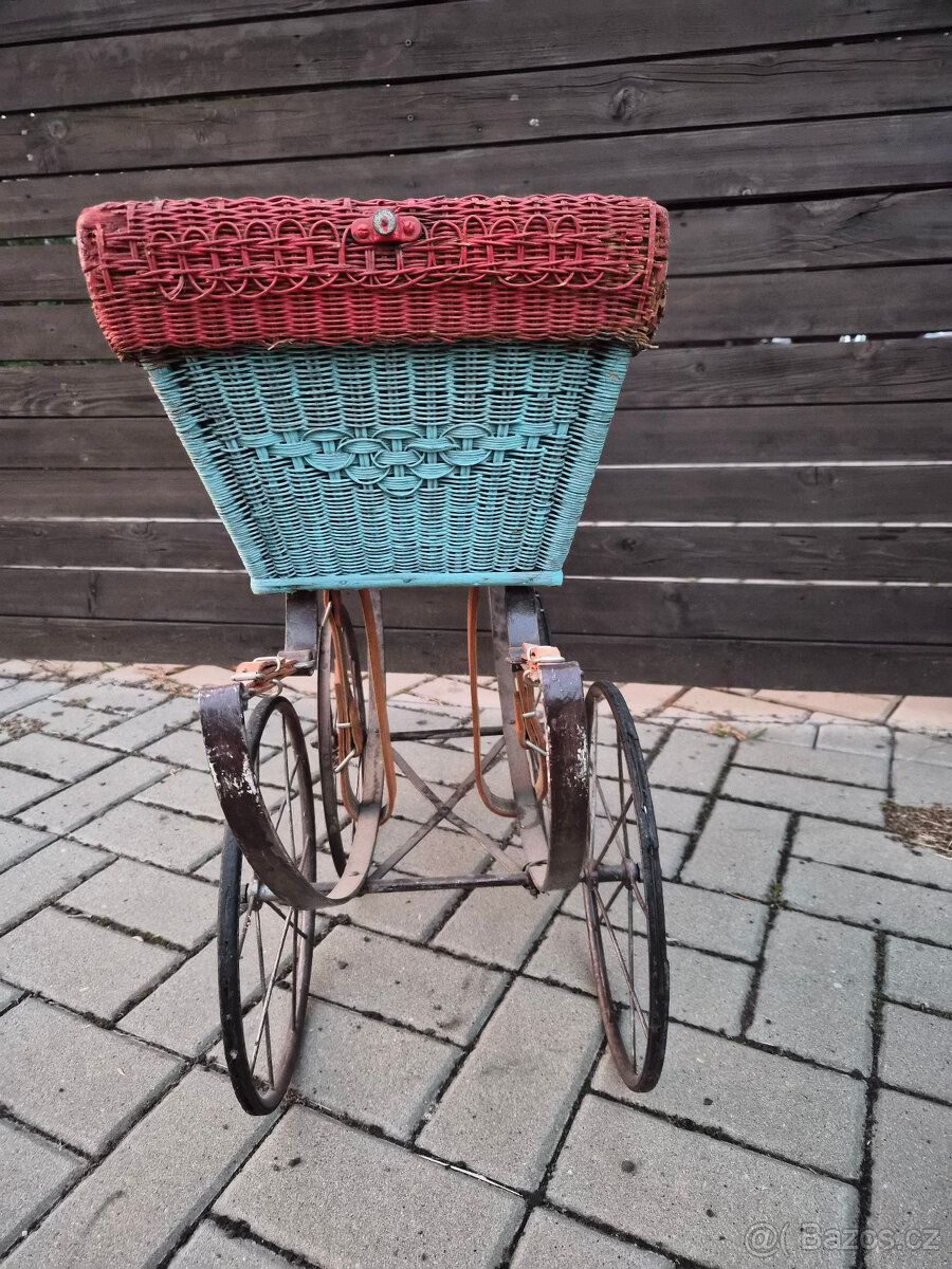 Starý kočárek košatina – retro, starožitnost - 7