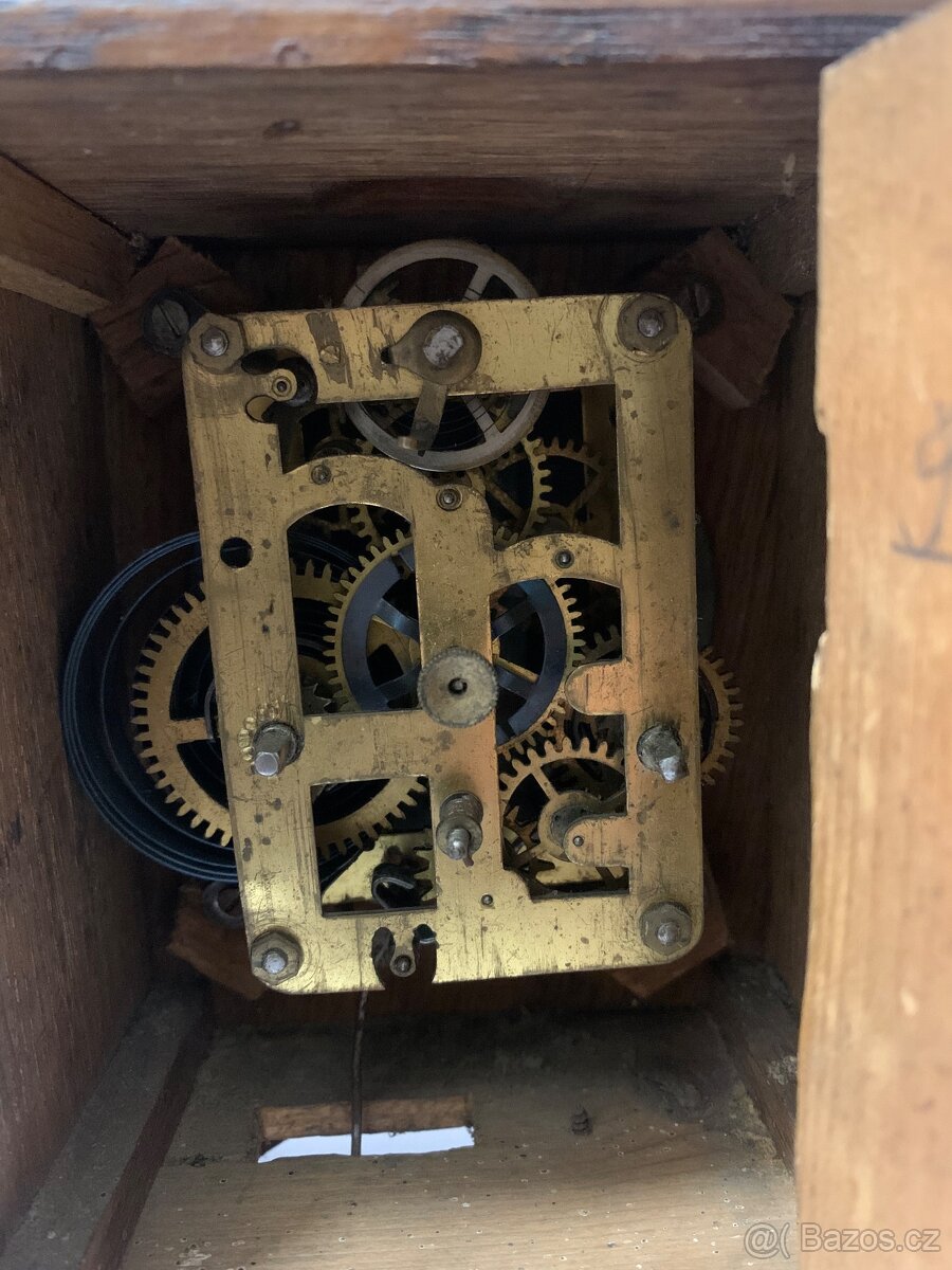 PRODÁM STARÉ VYŘEZÁVANÉ DŘEVĚNÉ STOLNÍ HODINY KIENZLE - 7