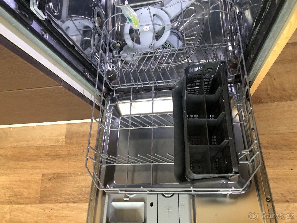 —————-Vstavaná myčka Electrolux, 2900 Kč———— - 7