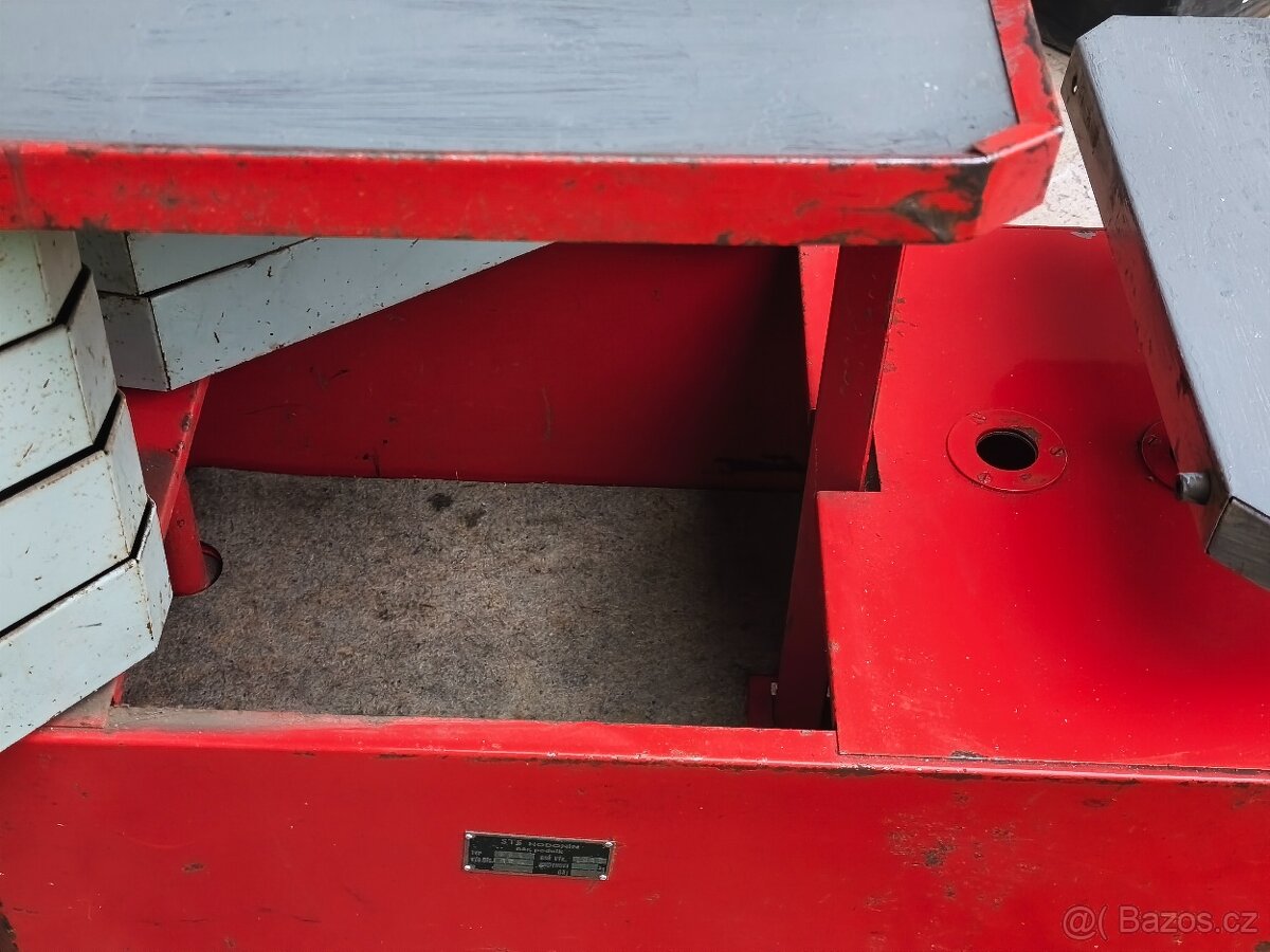 Prodám větší robustní dílenský vozík na nářadí. - 7