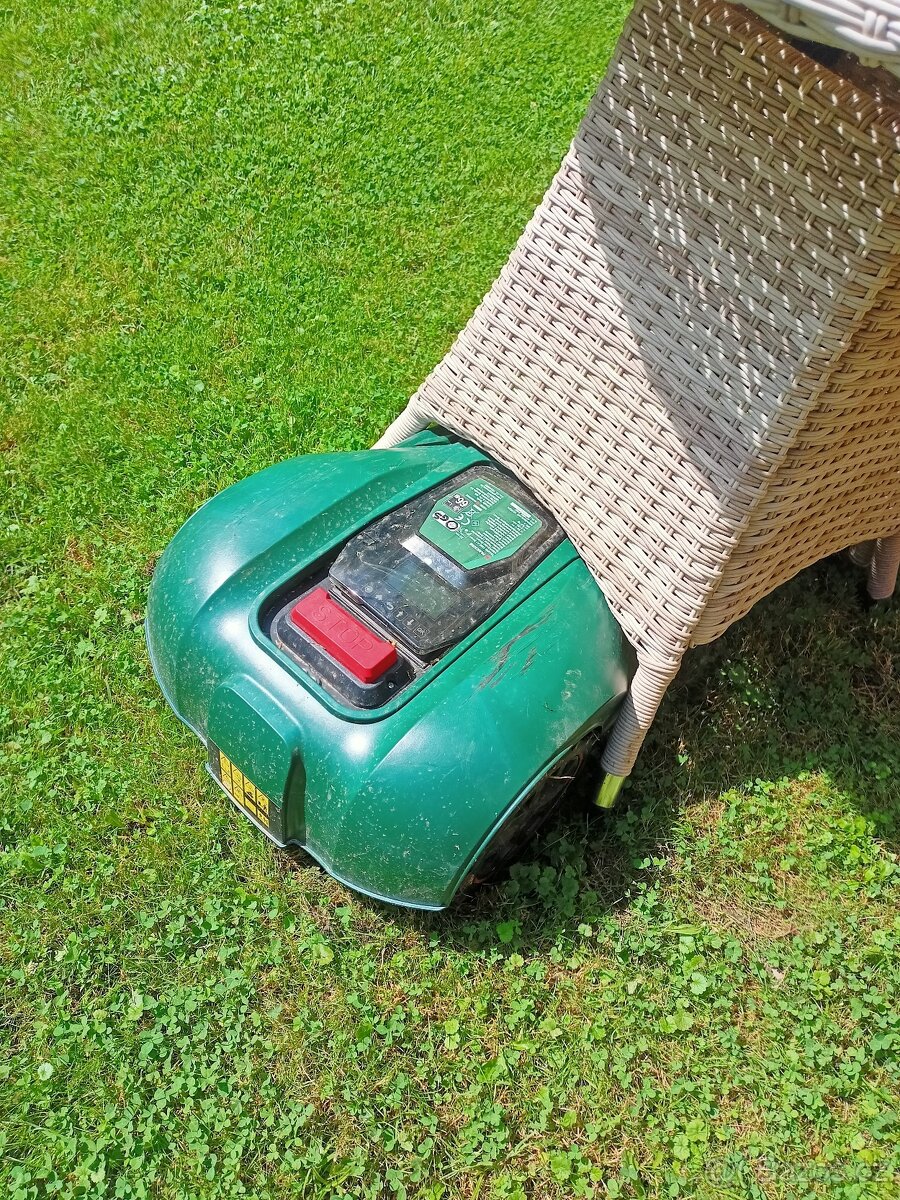 Montaz roboticke sekacky na hranicni drat napr. Parkside - 7