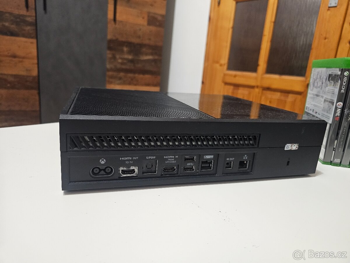 Xbox one , 9x hra, 3x ovladač - 7