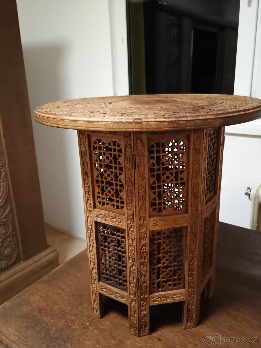 Masivní skříň s vyřezávanými ornamenty - 7