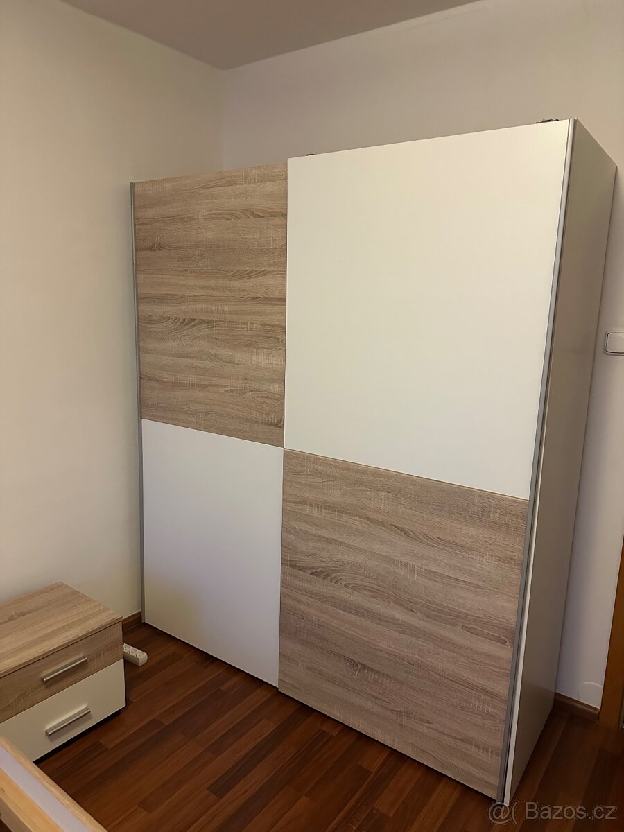 Postel, noční stolek a šatní skříň - 7