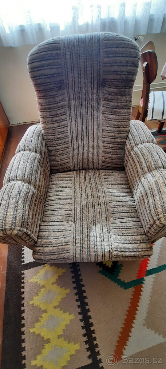 Daruji za odvoz dvě zachovalá čalouněná křesla+šicí stroj - 7