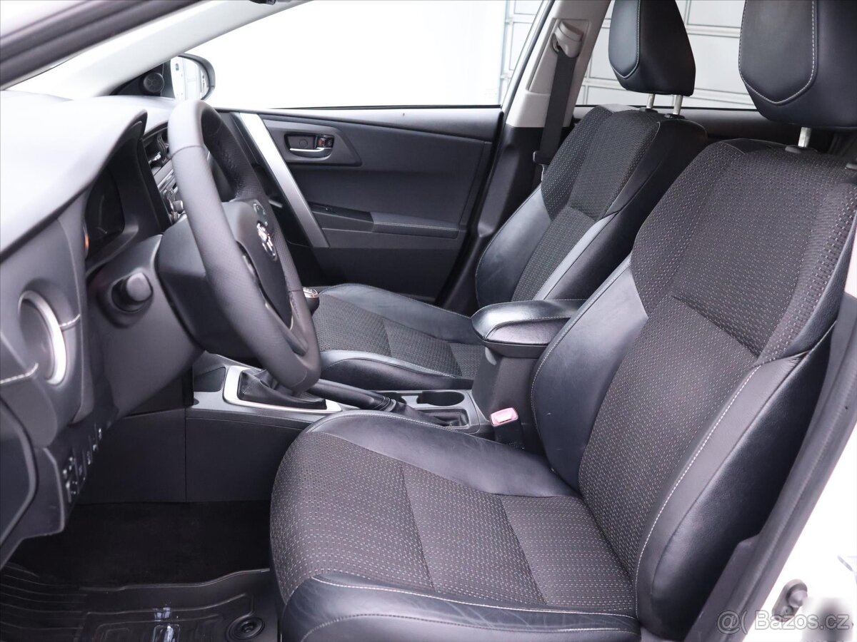 Toyota Auris 2,0 D-4D CZ Sports 1.Maj Tažné (2014) - 7