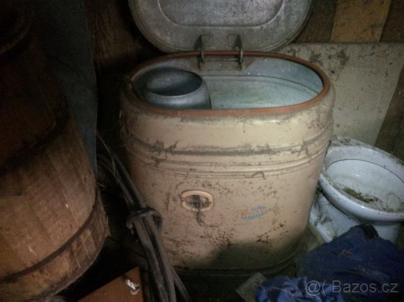 Prodám 2 staré otomany, křeslo, hist. pračku, necky - 7