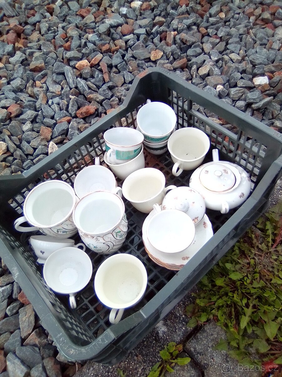hrnky talíře dózy - 7