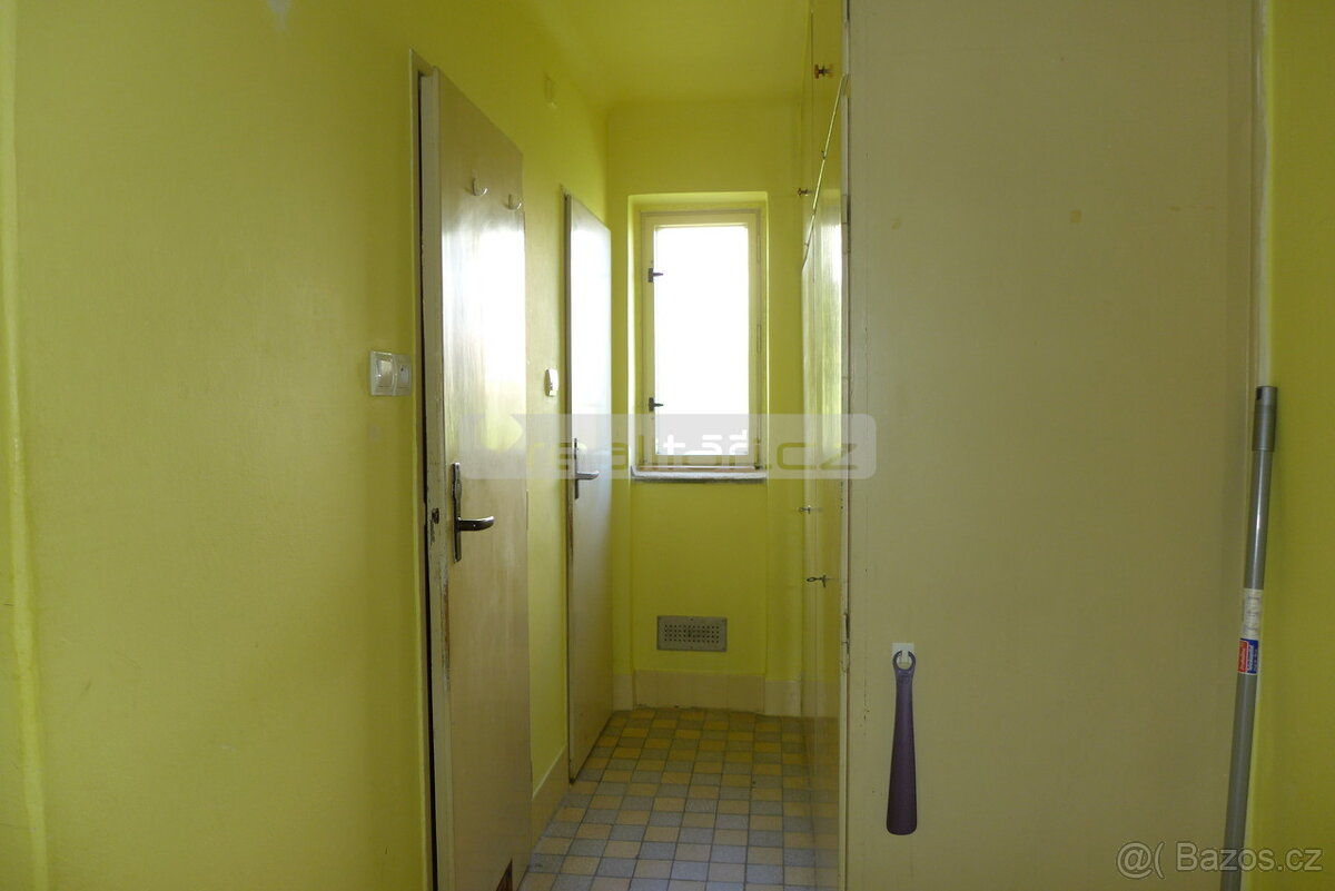 Prodej prostorného cihlového bytu 2+1 s komorou v Plzni na D - 7