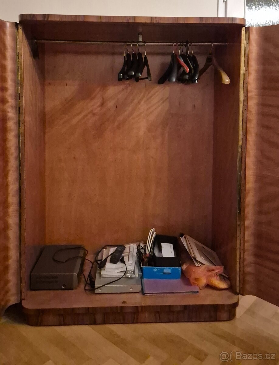 Sekretář a šatní skříň - 7