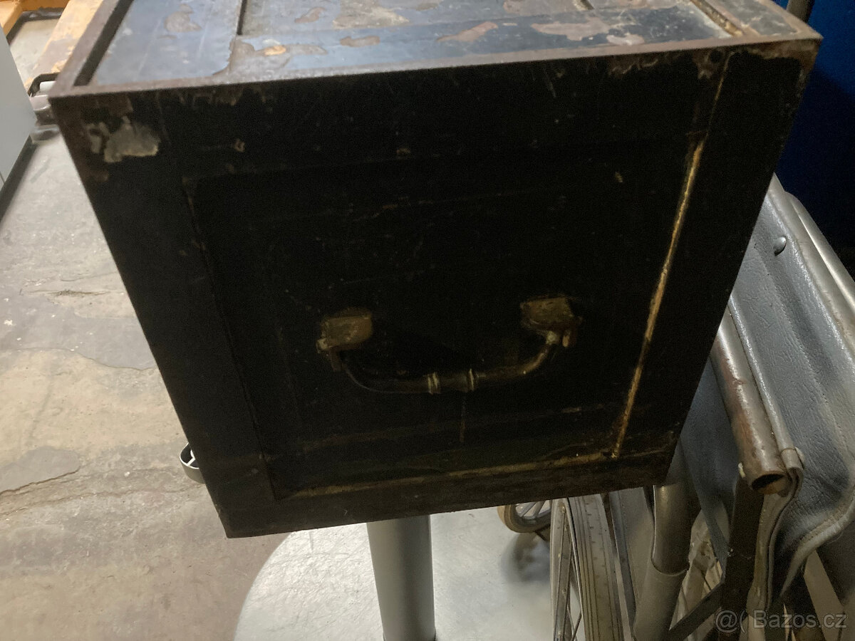 Truhla kovová starožitná, trezor, pokladna 10.000 kč - 7
