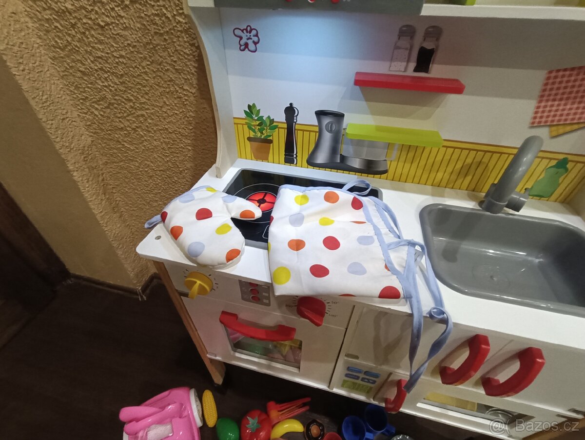 Dětská dřevěná kuchyňka s mnoha doplňky - 7