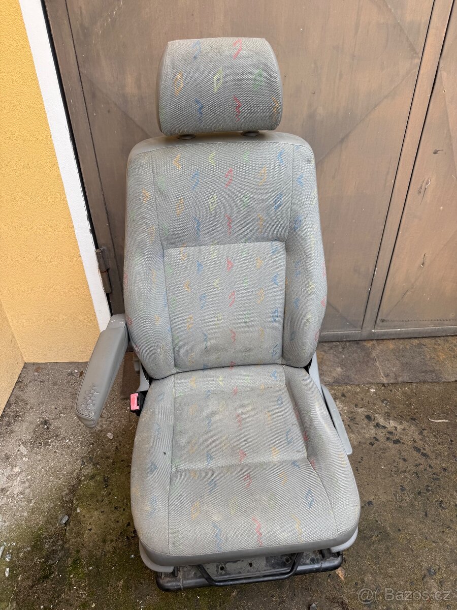 VW T5 - řidičova sedačka s podstavcem - 7