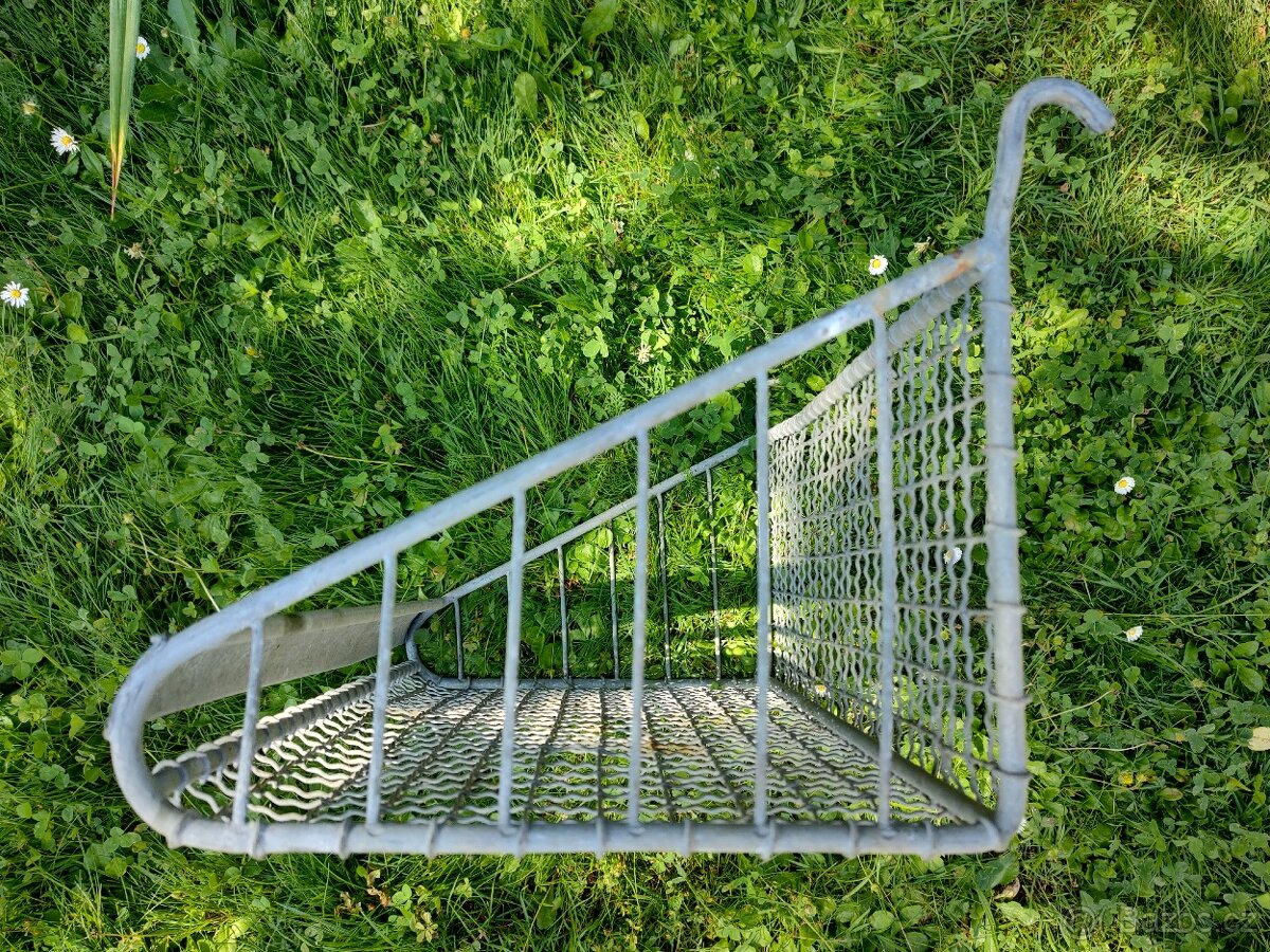 Závěsné poličky-truhlíky na zábradlí, plot - pozink ocel - 7