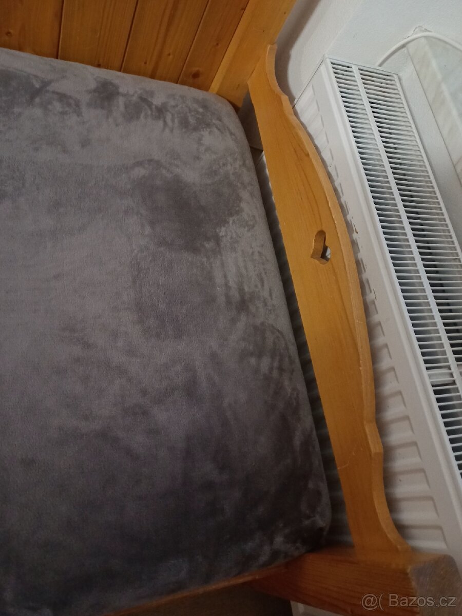 Dřevěná postel. - 7
