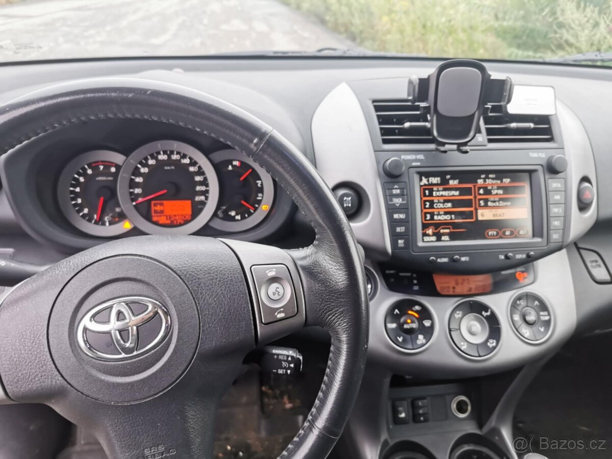 Prodám Toyota Rav 4 mk3 2.0 112KW automat - 7