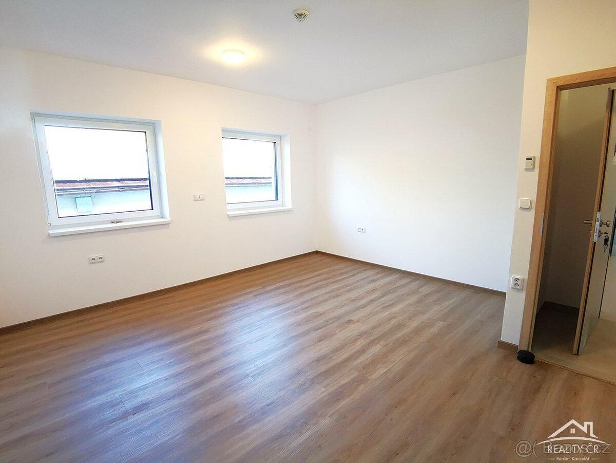 Novostavba domu s osmi byty a parkováním - 7