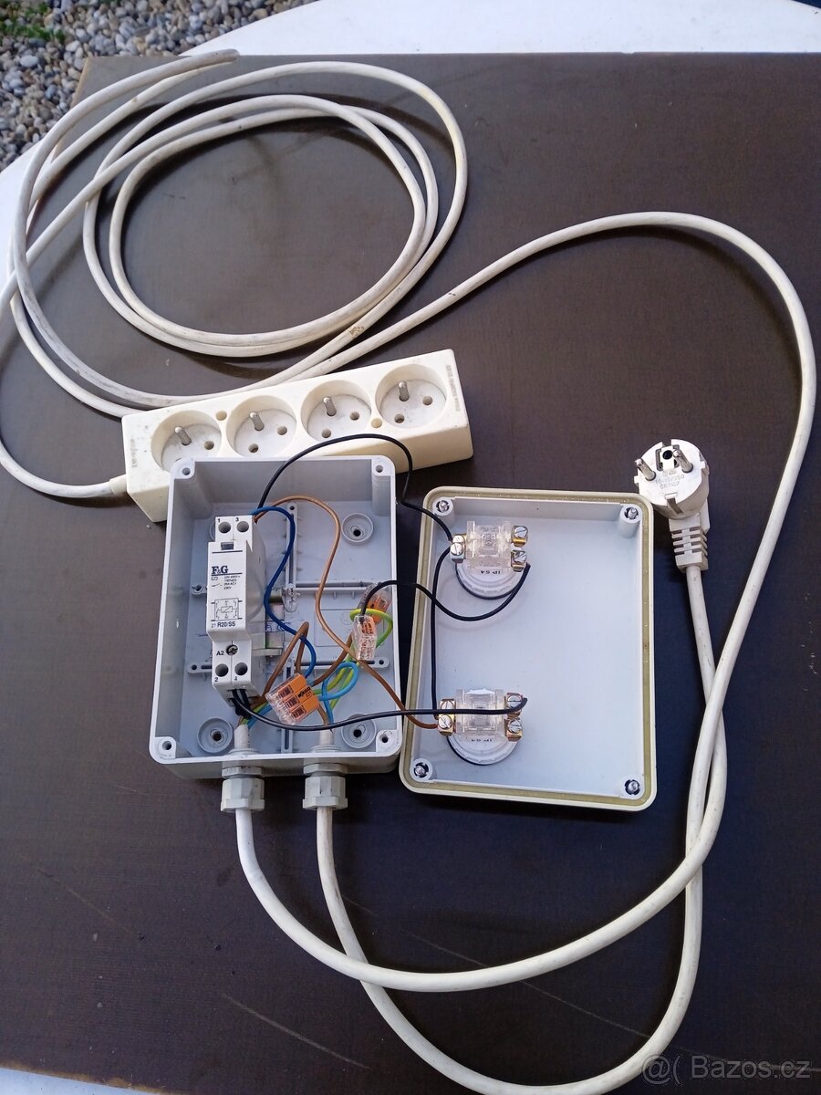 Prodám plastovou krabičku s tlačítky a stykačem na 230V - 7