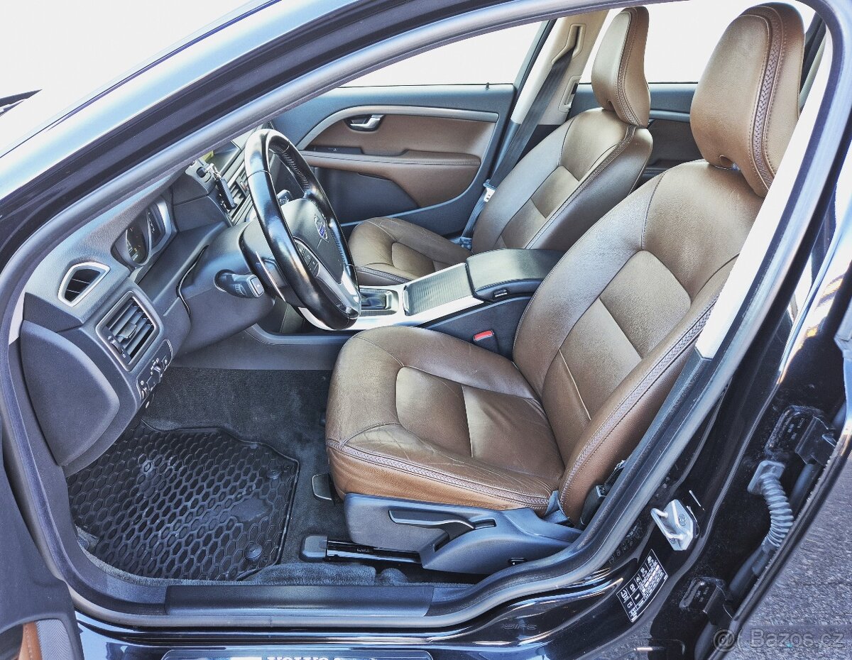 VOLVO XC70 2.4D 133KW 5 VÁLEC 1 MAJITEL AUTOMAT 4x4 XENON - 7