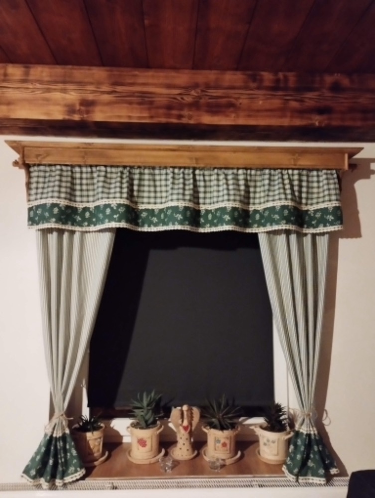 Dřevěná garnýž z masivu s policí na míru. - 7