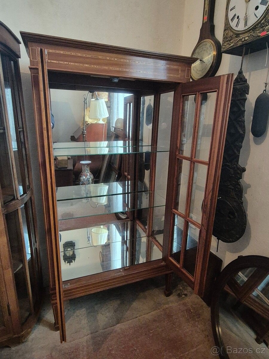 Stylová vitrína s intarzií - 7