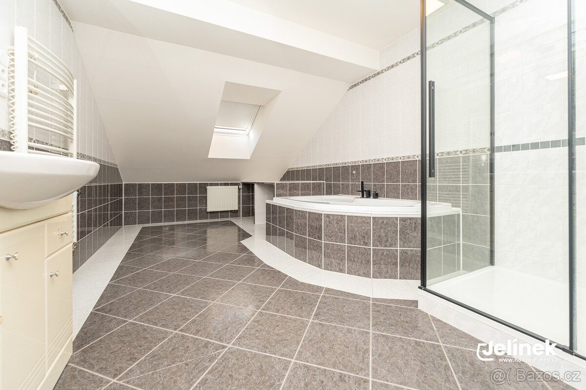 Pronájem prostorného bytu 5+kk po kompletní rekonstrukci se - 7