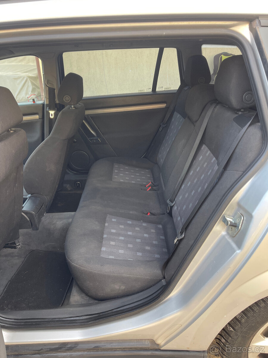 Opel Vectra C Combi 1,9CDTi 88kW rok 11/2005 - 7