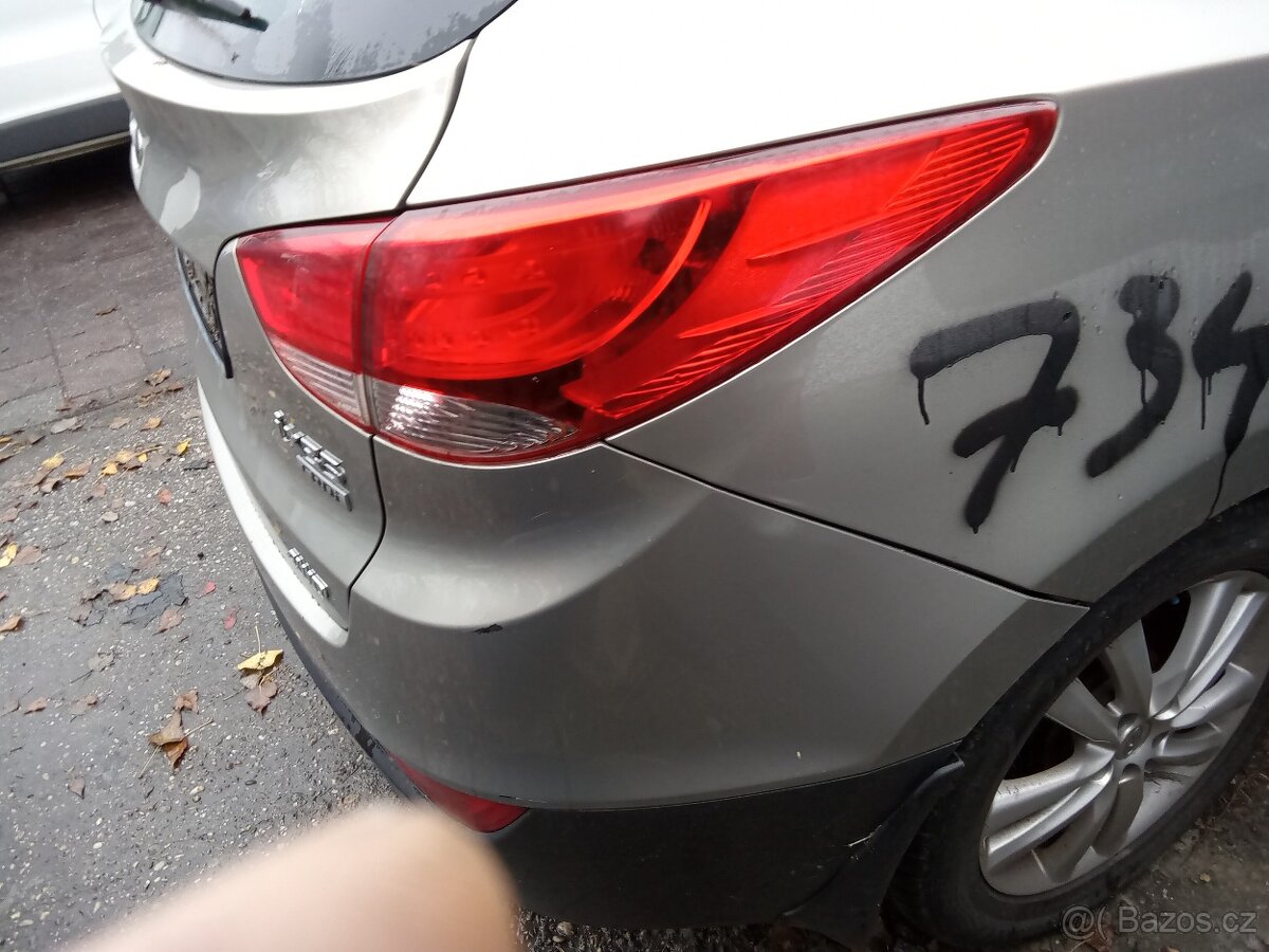 Hyundai ix35 2.0 diesel2.0i benzín l červená čierna stri2014 - 7