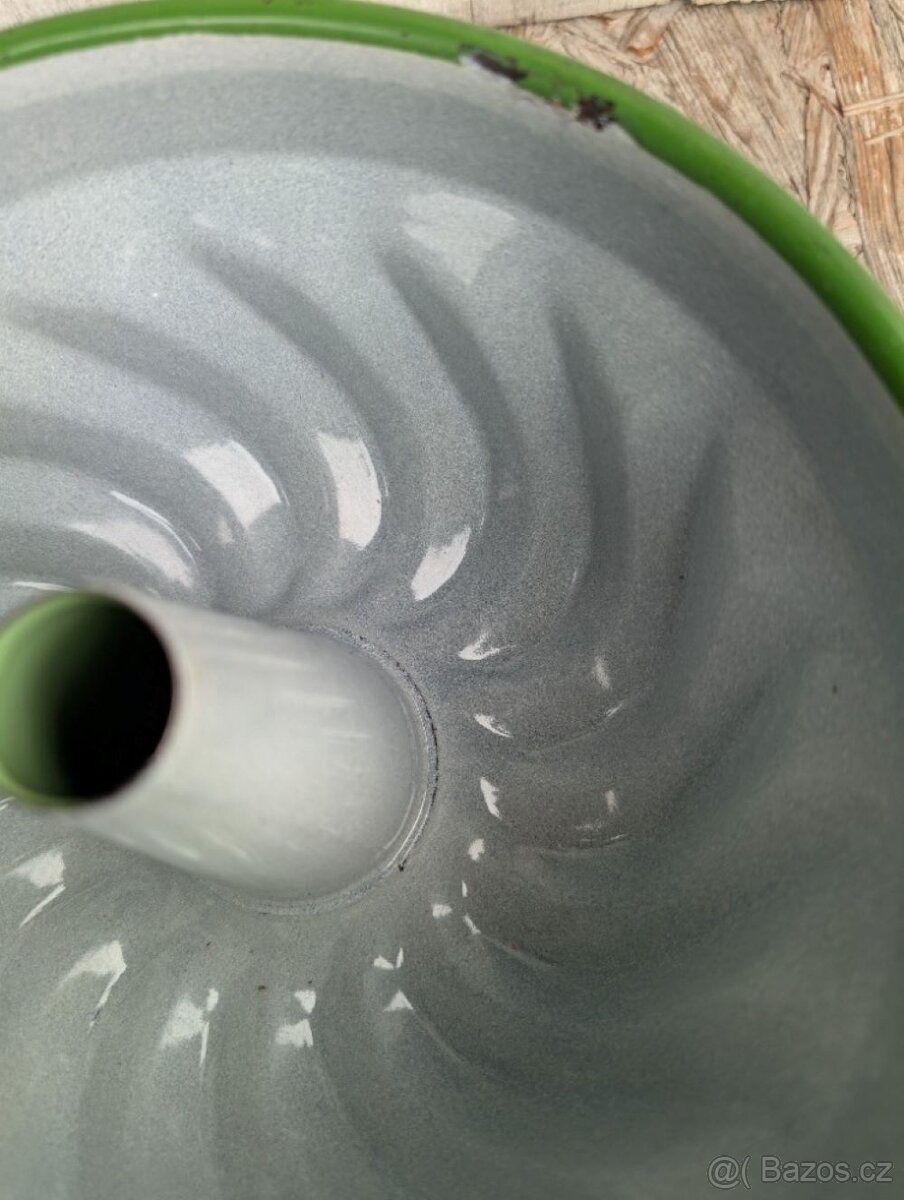 Forma na bábovku v zeleném kabátku. - 7